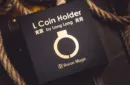 L Holder (Single Jumbo Coin 2.7"-3.2") by Long Long & Bacon Magic – Bild 1