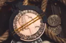 L Holder (Single Jumbo Coin 2.7"-3.2") by Long Long & Bacon Magic – Bild 2