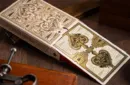 The Parlour Royale Ivory Edition (Red Edge Printing) Playing Cards – Bild 5