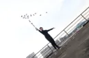 THE ROCKET Card Fountain RIGHT HANDED (Wireless Remote Version) by Bond Lee - Trick – Image 5