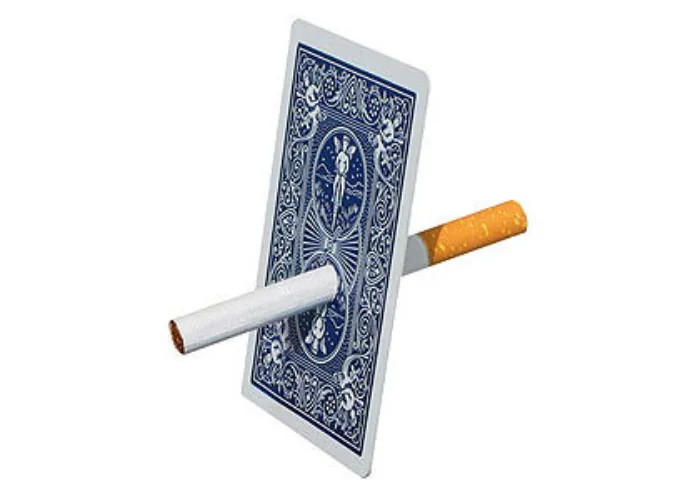 Zigarette durch Karte - Cigarette through card