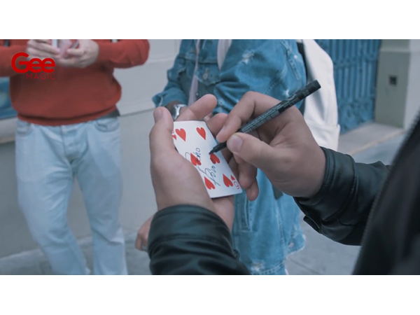 NO BOX by Gonçalo Gil and MacGimmick