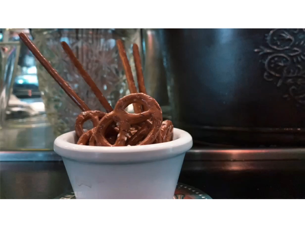 BRETZEL (Gimmick and Online Instructions) by Mickael Chatelain