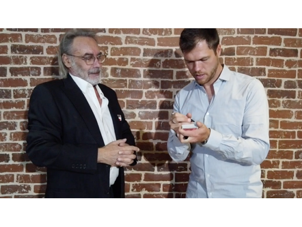 Card Collector (Gimmicks and Online Instructions) by Jean-Pierre Vallarino