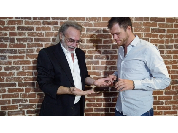 Card Collector (Gimmicks and Online Instructions) by Jean-Pierre Vallarino