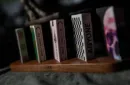 Wooden Sideways Playing Card Display Batten (Five Decks) by TCC – Bild 1