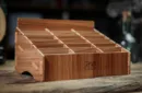 Wooden (Small- 18 Decks) Playing Card Display by TCC - Kartenbox – Bild 3