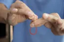 CRB (Color Changing Rubber Band) by Menzi magic & Zhao Xinyi – Image 2