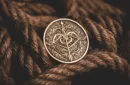 BOW AND ARROW COIN GOLD (Gimmick and Online Instructions) by Bacon Magic – Image 1