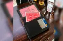 INSTA WALLET 2.0 (Red) by Iriart Magic Presented by Andrew and Magic UP – Bild 3